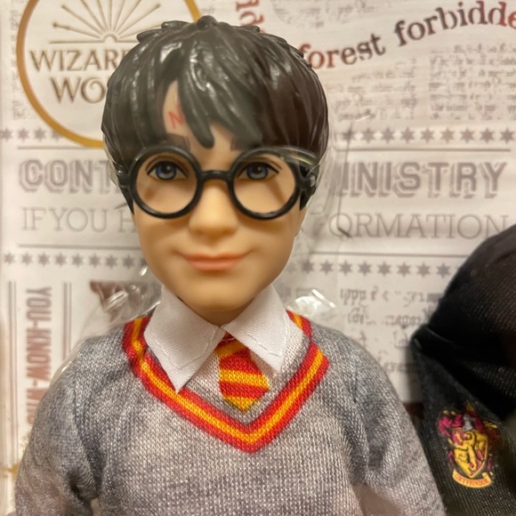 Harry Potter doll first in the line. Collectible with uniform & wand NWT NRFB - Picture 3 of 11